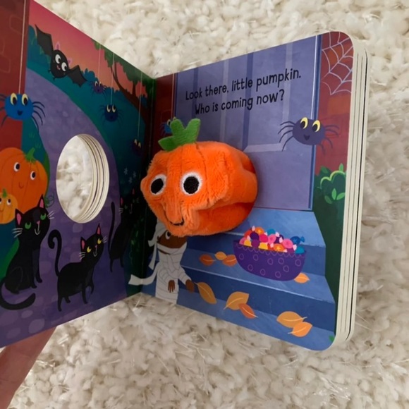 Halloween Finger Puppet Board Book - Picture 4 of 4